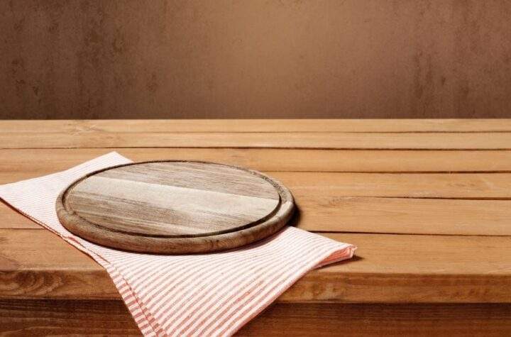 clean a wooden table